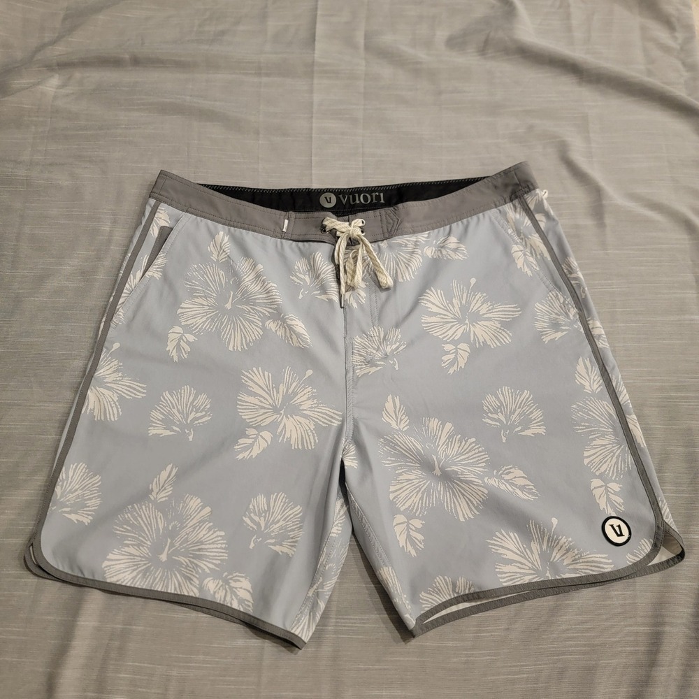 Vuori Cruise Boardshort Light Cloud Kona Sz 38 EUC Floral Swim Trunks Blue #V314